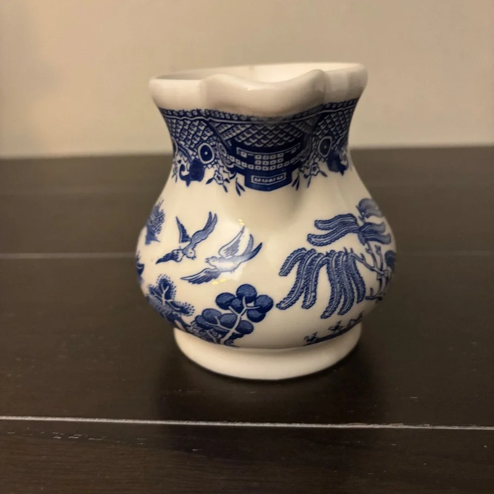 Churchill England | Blue Willow | Creamer & Lidded Sugar Bowl Set | small flaw
